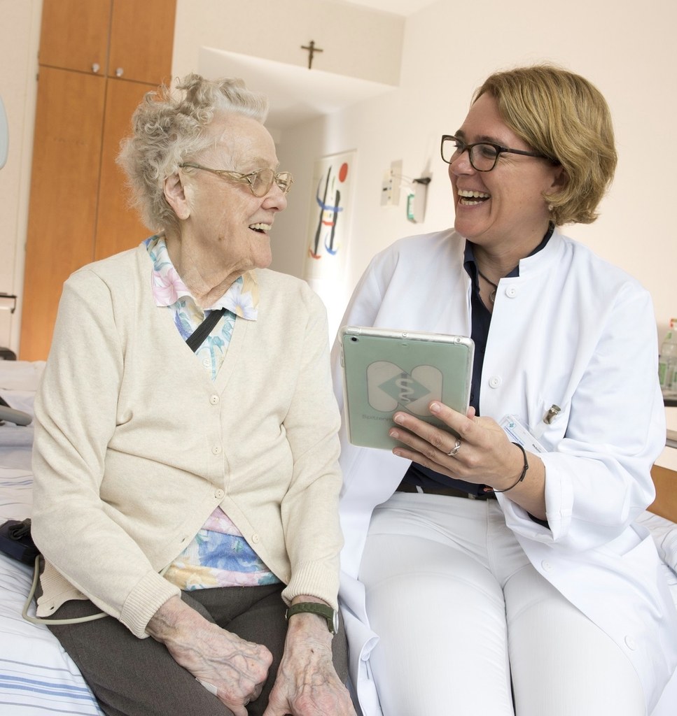 Nicole Pfeifer, Leitende Ärztin der Geriatrie, mit einer Patientin.