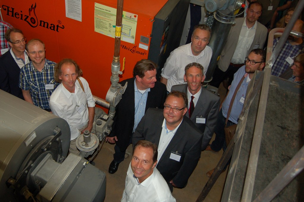 Die vielköpfige Besuchergruppe in der Pellet-Heizzentrale im Schulzentrum. Angeführt von german contract-Geschäftsführer Roland Gilges (unten, Mitte)
