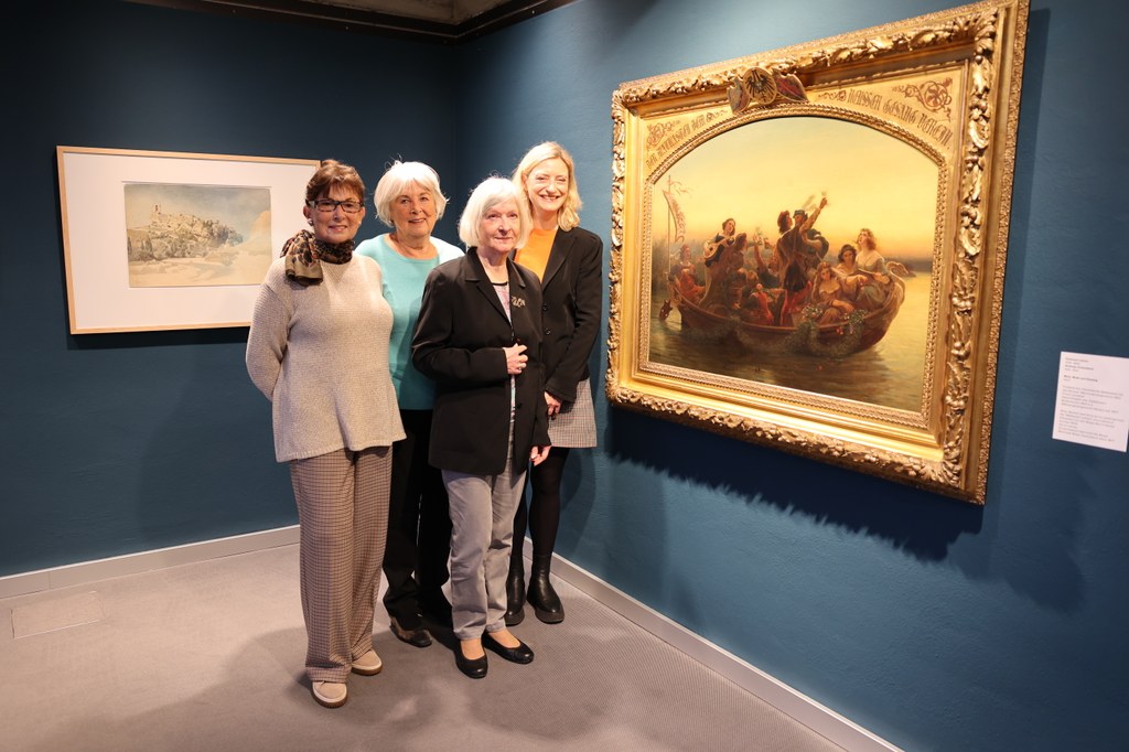(v.l.n.r.) Renate Meyer, Christine Hillert, Jadwiga Walhöfer vom ehemaligen Städtischen Musikverein Neuss 1844 e.V. und Museumsdirektorin Dr. Uta Husmeier-Schirlitz